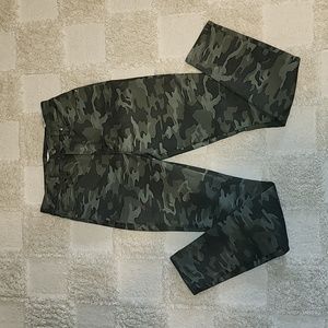 Good american camo jeans size 6/28 used in great condition